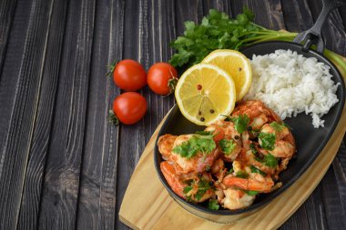 Limon, sarımsak, otlar ve beyaz yükselişi, deniz ürünleri ile kızarmış karides