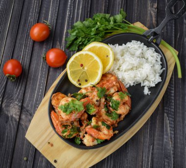 Limon, sarımsak, otlar ve beyaz yükselişi, deniz ürünleri ile kızarmış karides