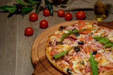 Tahta masada servis edilen lezzetli taze pizza.