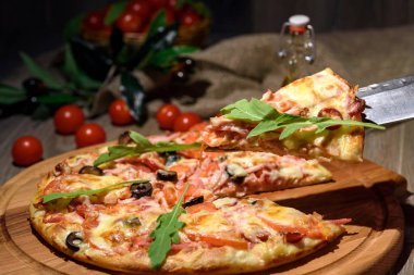 Tahta masada servis edilen lezzetli taze pizza.