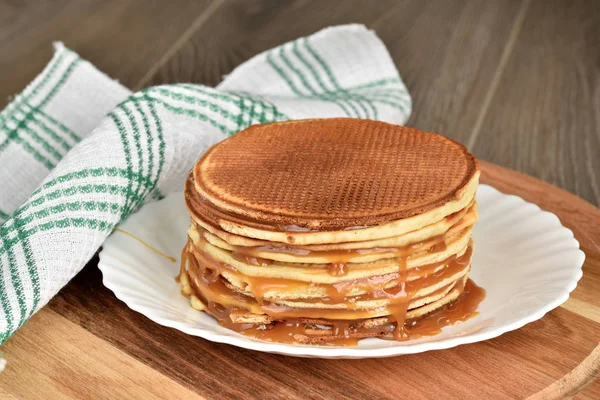 Stroopwafels o gofres holandeses con caramelo. — Foto de Stock