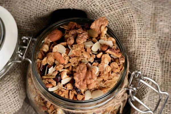 Hausgemachtes Müsli in offenem Glas auf rustikalem Holzhintergrund — Stockfoto