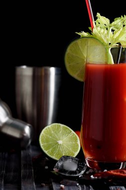 Bloody mary kokteyl ve malzemeler: peper chili, kireç, kereviz,