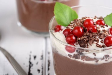 Frenk üzümü ve nane bir whiite üzerinde bir gözlük ile çikolata mousse 