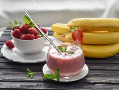 Taze ingred ile yapılan çilek, ahududu ve muz smoothie