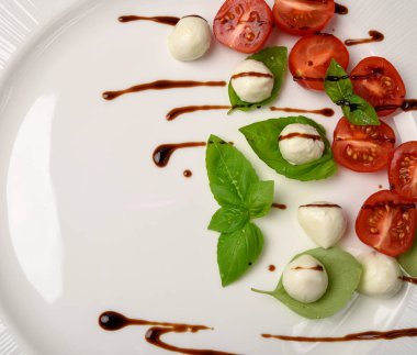 Caprese salatası şiş ile domates, mozzarella ve fesleğen İtalyan f