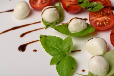 Caprese salatası şiş ile domates, mozzarella ve fesleğen İtalyan f