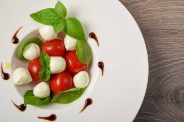 Caprese salatası şiş ile domates, mozzarella ve fesleğen İtalyan f
