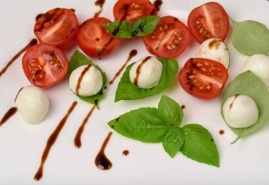 Caprese salatası şiş ile domates, mozzarella ve fesleğen İtalyan f