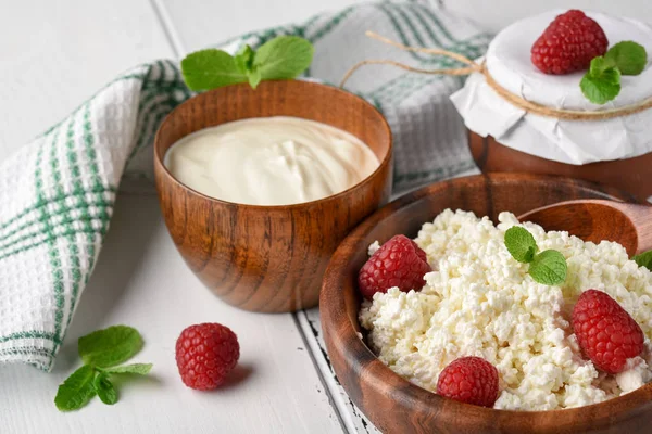 Süzme peynir, ekşi krema ve taze raspber süt ürünleri süt — Stok fotoğraf