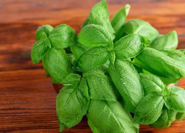 ahşap tahta üzerinde taze fesleğen yaprağı