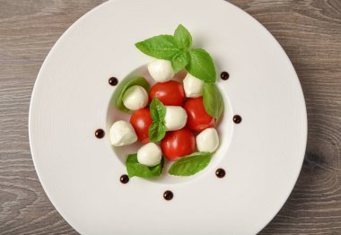 Caprese salatası şiş ile domates, mozzarella ve fesleğen İtalyan f