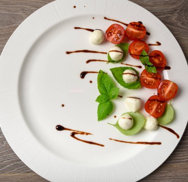 Caprese salatası şiş domates, mozzarella ve fesleğen ile İtalyanca 