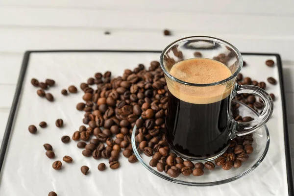 Espresso. Gelas cangkir espresso dengan biji kopi pada backgr cahaya — Stok Foto