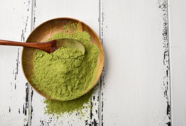 Yeşil çay matcha tozu bir ahşap kase