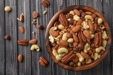 Tahta bir tabakta fındık karışımı