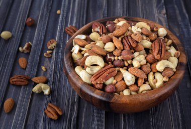 Tahta bir tabakta fındık karışımı