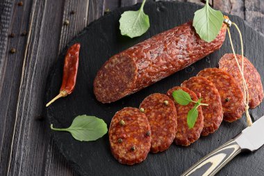 Fesleğen, seçici odak ile lezzetli salam