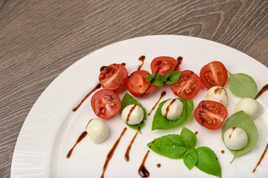 Caprese salatası şiş ile domates, mozzarella ve fesleğen İtalyan f