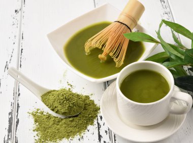 Çay maç hazırlanması: çırpma teli ve çay Kupası, yeşil çay ile kase