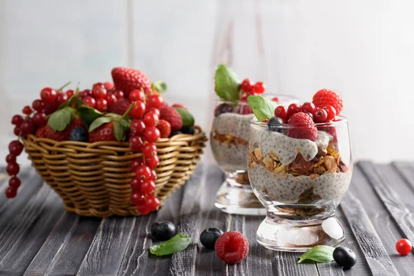 Chia puding taze çilek, ahududu ile iki bardak — Stok fotoğraf