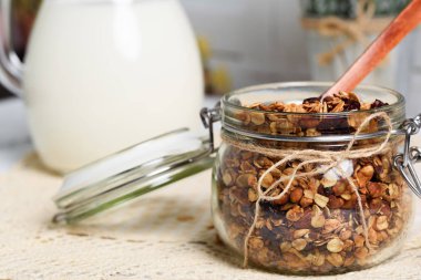Fındık, kızılcık ve kuru kayısı, sele ile ev yapımı granola
