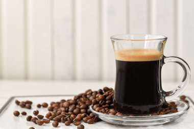 Espresso. Cam espresso fincan kahvenin üzerinde bir ışık backgr ile