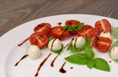 Caprese salatası şiş ile domates, mozzarella ve fesleğen İtalyan f
