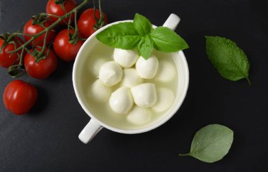 Mozzarella peyniri, fesleğen ve domates kiraz gri bir adam