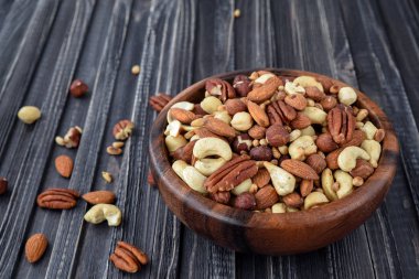 Tahta bir tabakta fındık karışımı