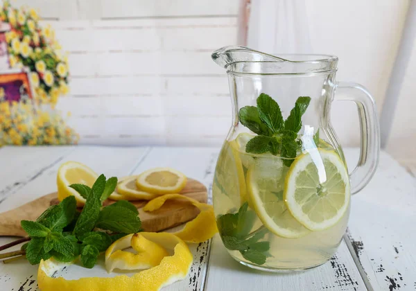 Preparação da limonada beber limonada no jarro e limões — Fotografia de Stock