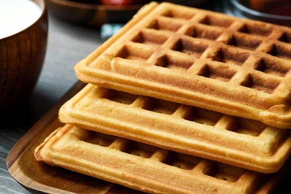 Gofres belgas con miel y bayas frescas — Foto de Stock