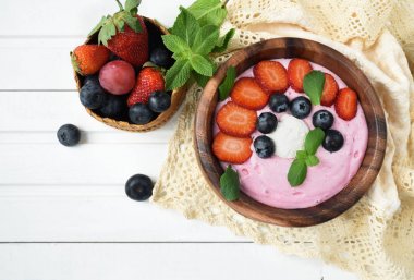 Sağlıklı yaz kahvaltı op tatlı için fikirler. Smoothies kase