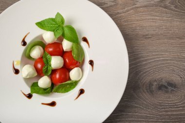 Caprese salatası şiş ile domates, mozzarella ve fesleğen İtalyan f