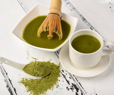 Çay maç hazırlanması: çırpma teli ve çay Kupası, yeşil çay ile kase