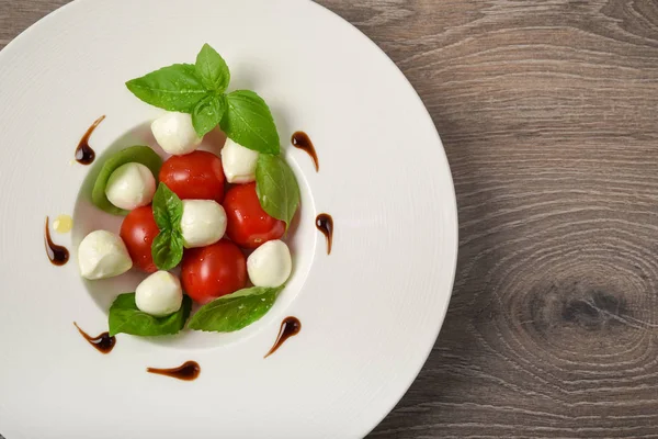 Caprese salatası şiş ile domates, mozzarella ve fesleğen İtalyan f