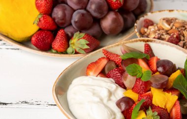 yoğurt ve granola sağlıklı kahvaltı meyve berry salatası