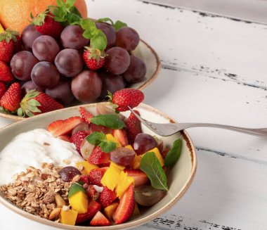 yoğurt ve granola sağlıklı kahvaltı meyve berry salatası