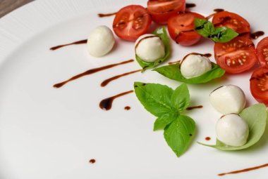Caprese salatası şiş ile domates, mozzarella ve fesleğen İtalyan f