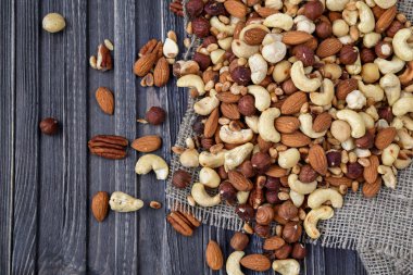 Tahta bir tabakta fındık karışımı