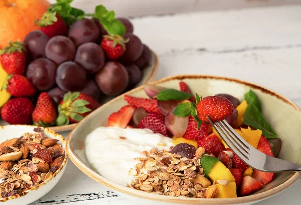 Salada de frutas com iogurte e granola para café da manhã saudável — Fotografia de Stock