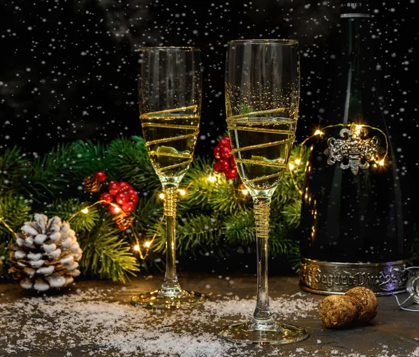Nouvel An et Joyeux Noël concept. 2 verres de champagne, fi — Photo