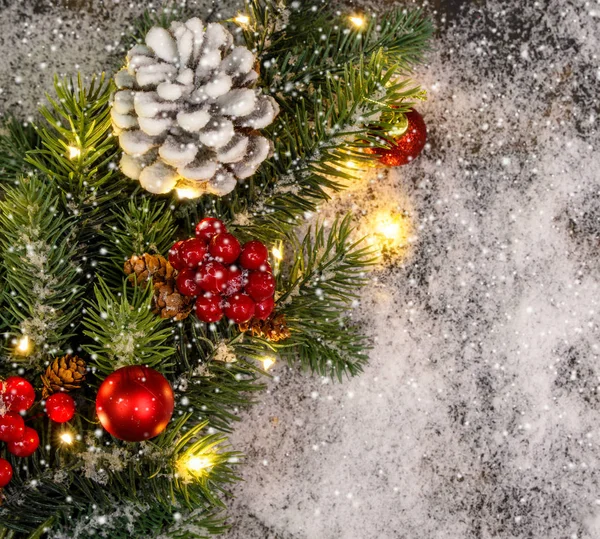 Jul bakgrund med gran kvistar, röda bär, kottar och jul — Stockfoto
