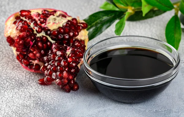 Platillo con salsa de granada con fruta fresca de granada madura — Foto de Stock