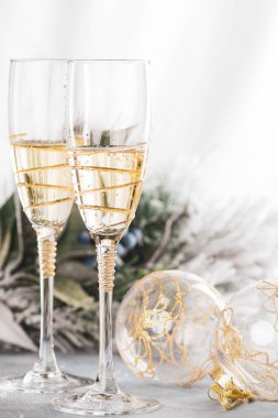 Tebrik kartı: Noel ve Yeni Yıl konsepti. 2 bardak cham.