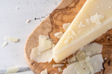 Pecorino Romano, sert İtalyan koyun sütlü peynir ahşap kesim üzerinde