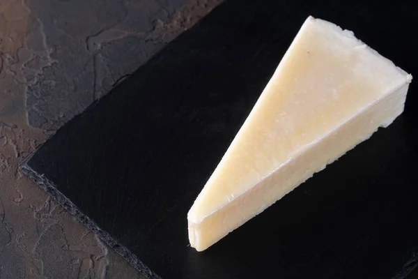 Pecorino romano, formaggio di pecora duro italiano su pietra nera b — Foto Stock