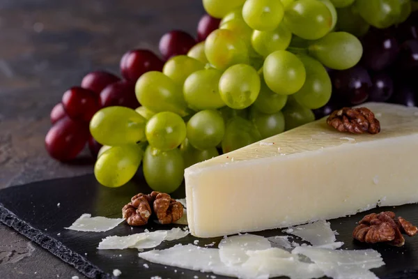 Pecorino romano, formaggio di pecora duro italiano su pietra nera b — Foto Stock