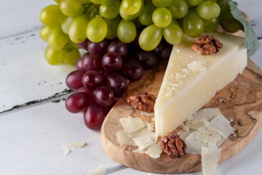 Pecorino Romano, sert İtalyan koyun sütlü peynir ahşap kesim üzerinde