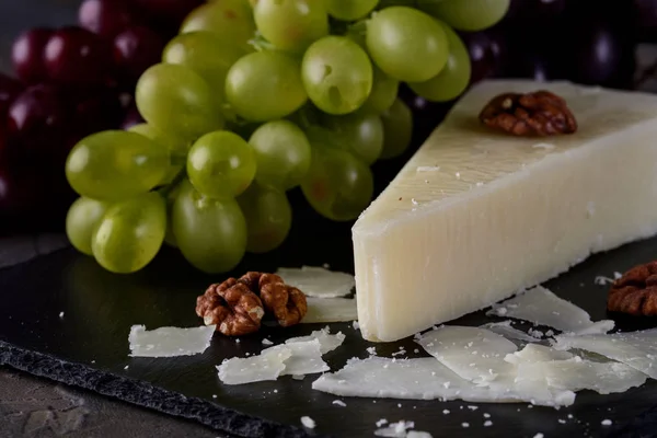 Pecorino romano, queijo duro de leite de ovelha italiano em pedra preta b — Fotografia de Stock